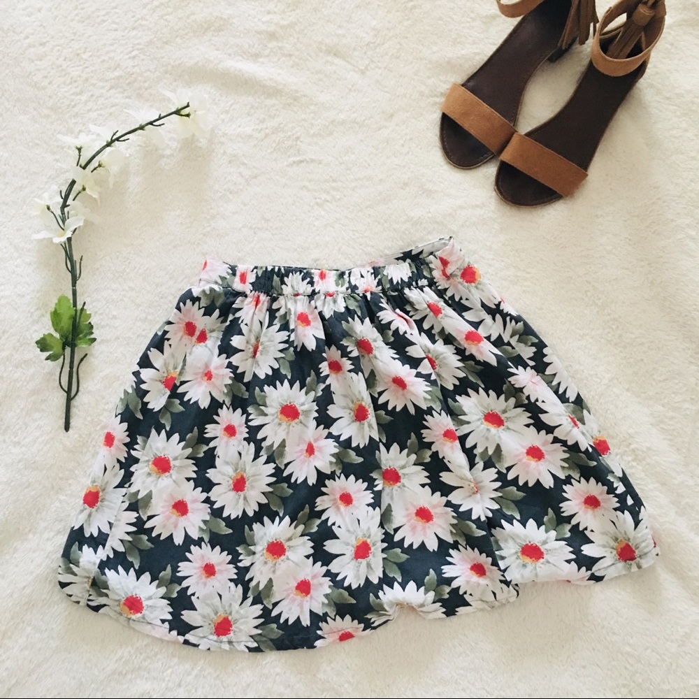 $5 W/ BUNDLE Hollister Dark Green Floral Skirt - Picture 7 of 8